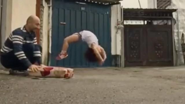 Video aksi bocah ajaib, unjuk kebolehan gerakan senam yang sulit. 