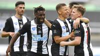 Para pemain Newcastle United merayakan gol yang dicetak oleh Matt Ritchie ke gawang Tottenham Hotspur pada laga Premier League di Stadion St. James Park, Rabu (15/7/2020). Tottenham menang dengan skor 3-1. (Michael Regan/Pool via AP)