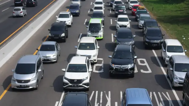 Penumpukan Kendaraan di Ruas Tol Jakarta-Cikampek Saat H+2 Idulfitri, Kamis (6/6/2019). (Foto: Abramena/Liputan6.com)