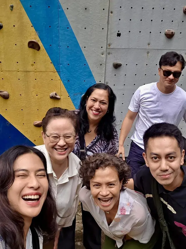 6 Potret Nicholas Saputra di Lokasi Syuting 'Rangga & Cinta', Jadi Co-Producer