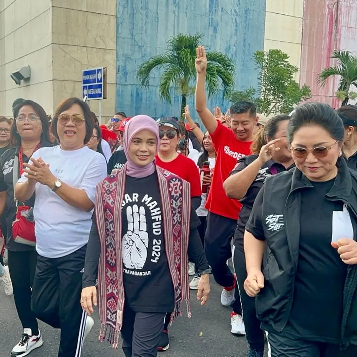 Safari Politik di Manado, Siti Atikoh Ganjar Senam Pagi dan Line Dance  Masal - Pemilu Liputan6.com