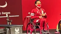 Ni Nengah Widiasih usai mendapat pengalungan medali perak di Paralimpiade Tokyo 2020. (Dokumentasi Gatot Dewa Broto/Kemenpora)