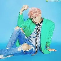 “Kami berlima sudah mengenal satu sama lain selama 10 tahun sejak kami mengikuti trainee. Terlebih, kami selalu bersikap professional dengan tak mencampuri masalah pribadi disini,” ucap Jonghyun dilansir Soompi. (Instagram/shineeofficial)