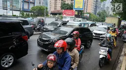 Kendaraan terjebak kemacetan saat melintas di sekitar TPU Karet Bivak, Jakarta, Sabtu (4/5). Ramainya warga yang berziarah jelang Ramadan menimbulkan kemacetan di kawasan tersebut akibat banyak parkir liar serta warga yang berlalu lalang. (Liputan6.com/Immanuel Antonius)