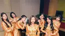 Kali ini, para member JKT48 tampil penuh pesona dengan dress emas. Midi dress ini memiliki detail atasan berkerah dan belt di bagian pinggang yang mempermanis penampilan mereka secara keseluruhan. [Foto: Instagram/jkt48]