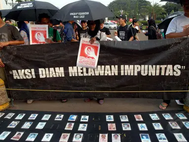 Jaringan Solidaritas Korban untuk Keadilan melakukan aksi Kamisan di depan Istana Merdeka, Jakarta, Kamis (12/6/14). (Liputan6.com/Miftahul Hayat)