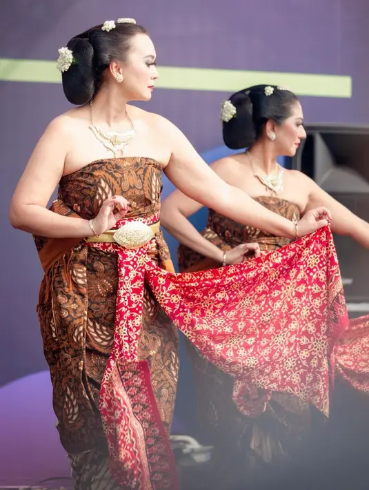 Pemeran Kamilla dalam sinetron Para Pencari Tuhan Jilid 16 itu mengaku terjun ke akting juga karena saat dirinya menari dalam pagelaran Cinta Indonesia. [Instagram/irawbw]