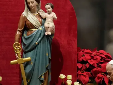 Paus Leo XIV merayakan Misa Malam Natal di Basilika Santo Petrus, Vatikan, Rabu 24 Desember 2025. Untuk pertama kalinya sejak terpilih sebagai pemimpin tertinggi Gereja Katolik, Paus Leo XIV memimpin langsung rangkaian perayaan Natal di Vatikan. (AP Photo/Gregorio Borgia)