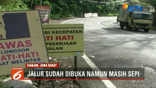 Sementara itu, sejak jalur Puncak kembali dibuka, volume kendaran yang melintas dari arah Cianjur ke Jakarta dan sebaliknya masih lengang. Arus kendaran masih didominasi kendaraan roda dua.