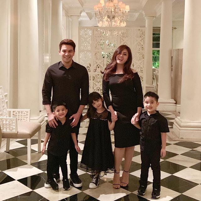 6 Potret Kompak Jonathan Frizzy dengan Ketiga Anaknya yang Jadi Bintang Iklan