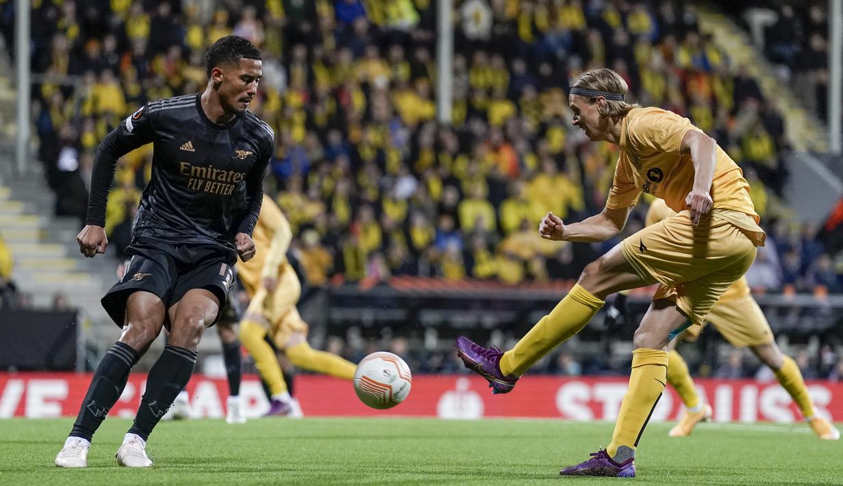 Bek Arsenal William Saliba berebut bola dengan penyerang Bodo/Glimt Ola Solbakken pada pekan ke-4 Grup A Liga Europa 2022/2023 di Aspymra Stadion, Norwegia, Kamis malam (13/10/2022). Hasil ini membuat Arsenal masih kokoh bercokol di papan klasemen sementara dengan sembilan poin. (Fredrik Varfjell/NTB Scanpix via AP)
