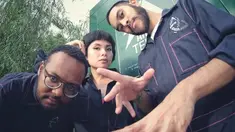 Meski telah mengganti nama dari Tangga menjadi Dekat, namun personil dari grup tersebut tetap sama. Beranggotakan Chevrina Anayang, Kamga serta Tahir Hadiwijoyo kebersamaan para anggota ini tak lepas dari perhatian. (Liputan6.com/sIG/@tatahir)