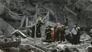Gempa bumi dengan magnitudo 7,7 yang mengguncang Myanmar tengah berdampak kepada kerusakan gedung-gedung tinggi di Bangkok. (Lillian SUWANRUMPHA/AFP)