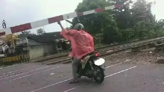 10 Momen Orang Terjebak Palang Pintu Kereta Ini Enggak Patut Ditiru