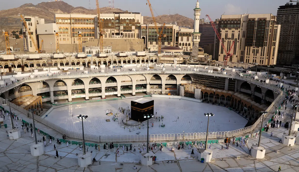 Suasana Masjidil Haram di Mekah, Arab Saudi, Kamis (5/3/2020). Selain Masjidil Haram, pemerintah Arab Saudi juga menutup sementara Masjid Nabawi di Madinah untuk mencegah penyebaran virus corona (COVID-19). (ABDEL GHANI BASHIR/AFP)