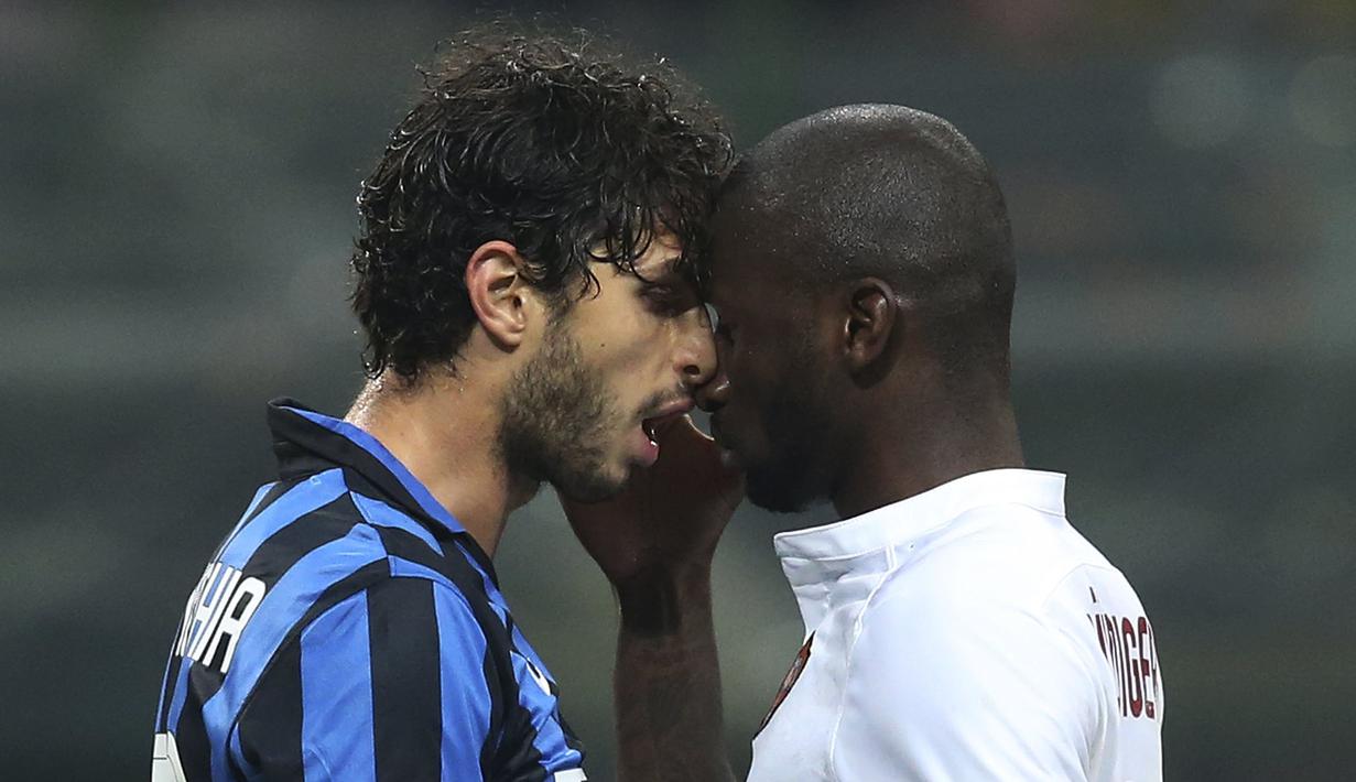 Pemain Internazionale, Andrea Ranocchia beradu argumen dengan pemain AS Roma, Antonio Rudiger pada laga Serie A di Stadion San Siro, Itali, Sabtu (31/10/2015). Inter berhasil menang 1-0. (Reuters/Stefano Rellandini)