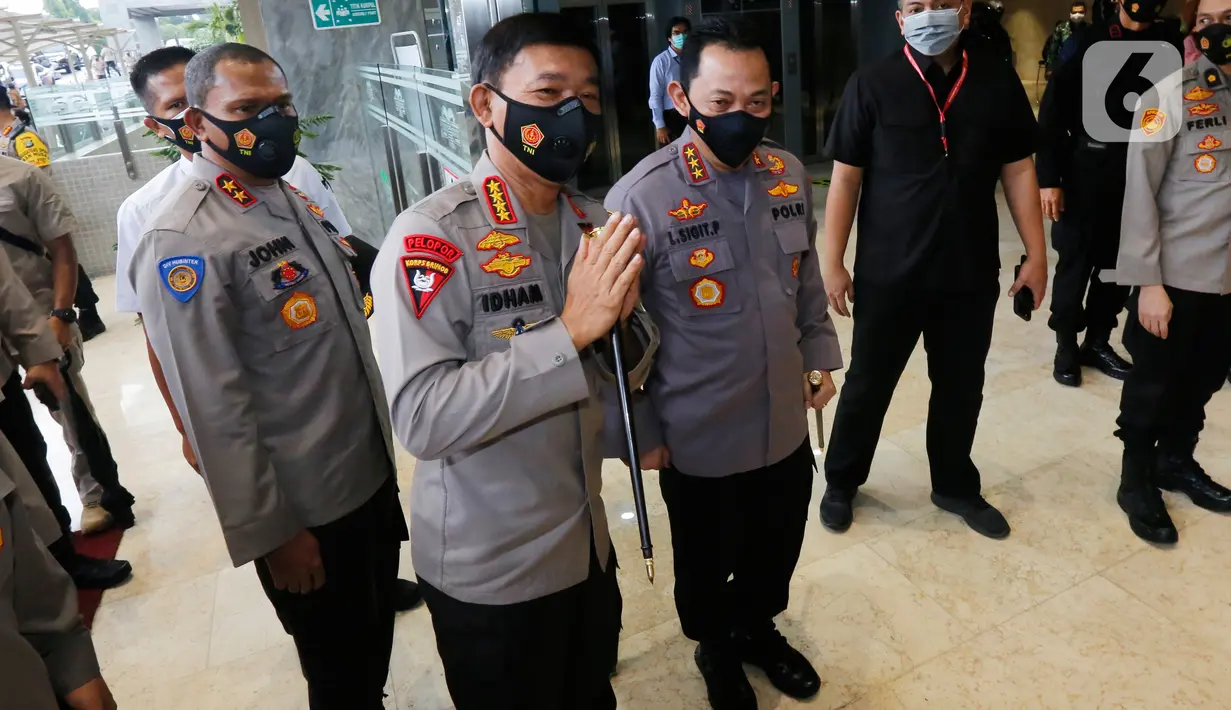 Kapolri Jenderal Idham Azis bersama Komjen Listyo Sigit Prabowo tiba di Gedung Nusantara II DPR, Kompleks Parlemen, Senayan, Jakarta, Rabu (20/1/2021). Komjen Listyo akan menjalani uji kelayakan dan kepatutan atau fit and proper test calon Kapolri di Komisi III DPR. (Liputan6.com/Angga Yuniar)