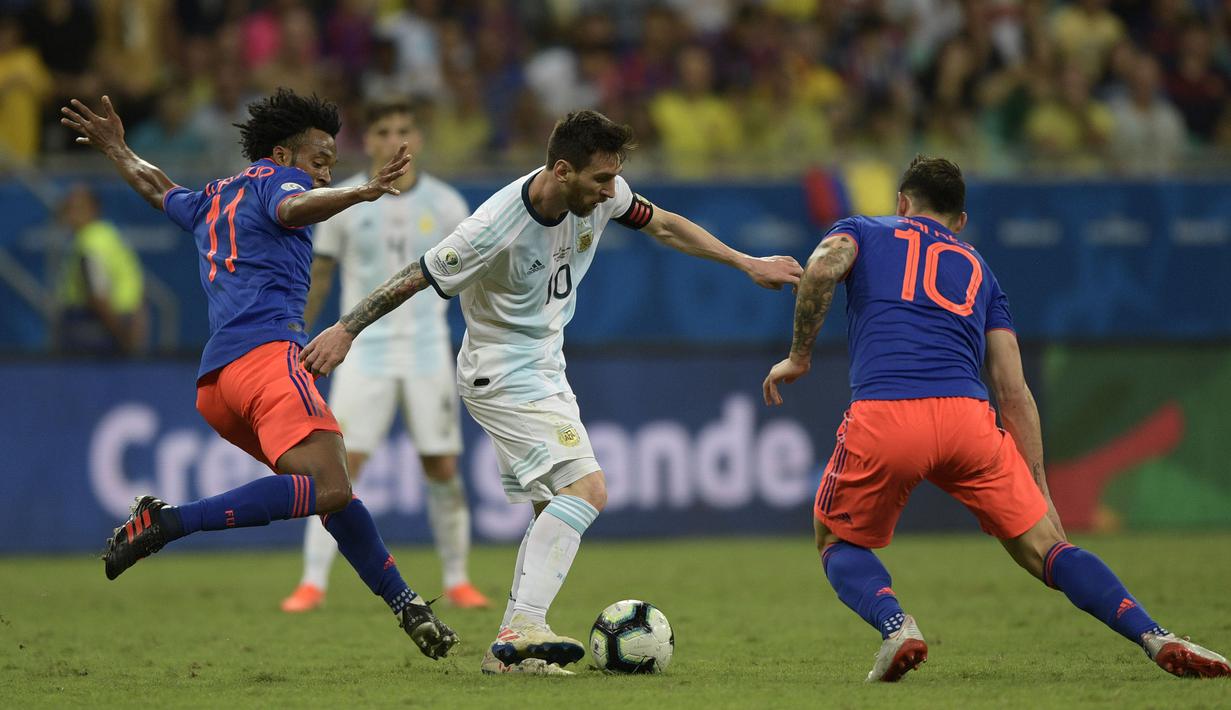 Gelandang Argentina, Lionel Messi, berusaha melewati para pemain Ekuador pada laga Copa America 2019 di Stadion Fonte Nova, Salvador, (Sabtu (15/6). Argentina kalah 0-2 dari Kolombia. (AFP/Juan Mabromata)
