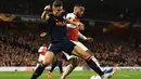 Duel antara Gabriel Paulista dan Alexandre Lacazette pada leg 1, semifinal Liga Europa yang berlangsung di Stadion Emirates, London, Jumat (3/5). Arsenal menang 3-1 atas Valencia. (AFP/Glyn Kirk)