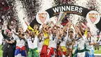 Selebrasi pemain Sevilla setelah berhasil mengalahkan AS Roma di final Liga Europa 2022/202 dan meraih trofi ketujuh Liga Europa dalam pertandingan yang berlangsung di Stadion Puskas Arena, Hungaria, Jumat (01/06/2023) dini hari WIB. (AFP/Attila Kisbenedek)