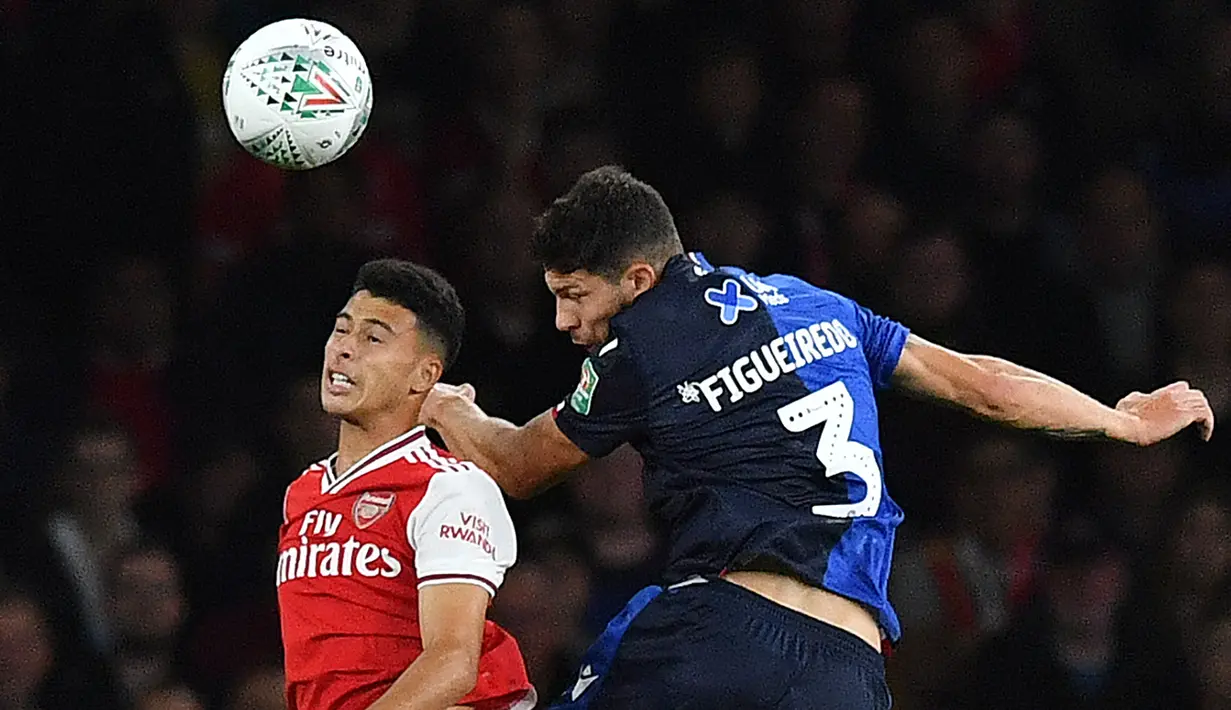 Penyerang Arsenal, Gabriel Martinelli berebut bola udara dengan bek Nottingham Forest, Tobias Figueiredo pada babak ketiga Piala Liga Inggris di Stadion Emirates di London (24/9/2019). Hasil lini mengantar Arsenal lolos ke babak keempat. (AFP Photo/Ben Stansall)