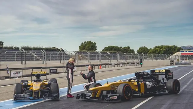 Melamar kekasih saat mengendarai mobil F1
