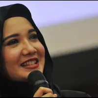 Kesibukan Zaskia Sungkar dalam industri hiburan mendatangkan protes dari dokter. Apa hubungannya yah? Simak hanya di Bintang.com