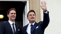 Perdana Menteri Luksemburg Xavier Bettel (kanan) dan pasangannya Gauthier Destenay. (BBC)