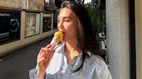 6 Potret Agnez Mo Pamer Outfit Kasual dan Riasan Natural Glowing, Banjir Pujian