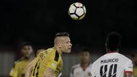Striker Bhayangkara FC, Nikola Komazec, duel udara dengan bek Mitra Kukar, Mauricio Leal, pada laga Liga 1 di Stadion PTIK, Jakarta, Kamis (17/5/2018). Bhayangkara FC menang 1-0 atas Mitra Kukar. (Bola.com/M Iqbal Ichsan)
