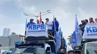 Massa buruh menggelar aksi demonstrasi di depan Gedung UOB, Jalan M.H. Thamrin, Jakarta Pusat, untuk menyuarakan aspirasi terkait Rancangan Undang-Undang (RUU) Ketenagakerjaan. (Liputan6.com/Tisha Maulida Fazriah)