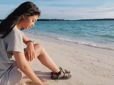 Seleb kelahiran Malang, 2 April 1995 memang kerap berlibur di pantai. Gaya santainya saat di pantai ini membuatnya jadi sorotan banyak orang. Hanya dengan kaus polos, celana pendek dan sandal, Yuki terlihat sangat santai menikmati suasana pantai. (Liputan6.com/IG/@yukikt).