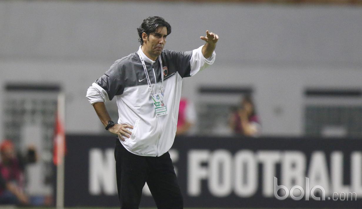 Stefano Cugurra Teco berhasil menemukan formasi jitu dan membawa Persija Jakarta berada pada perngkat lima klasemen sementara Liga 1 2017 dengan 18 poin, hasil dari lima kali menang, tiga kali imbang dan tiga kali kalah. (Bola.com/Nicklas Hanoatubun)
