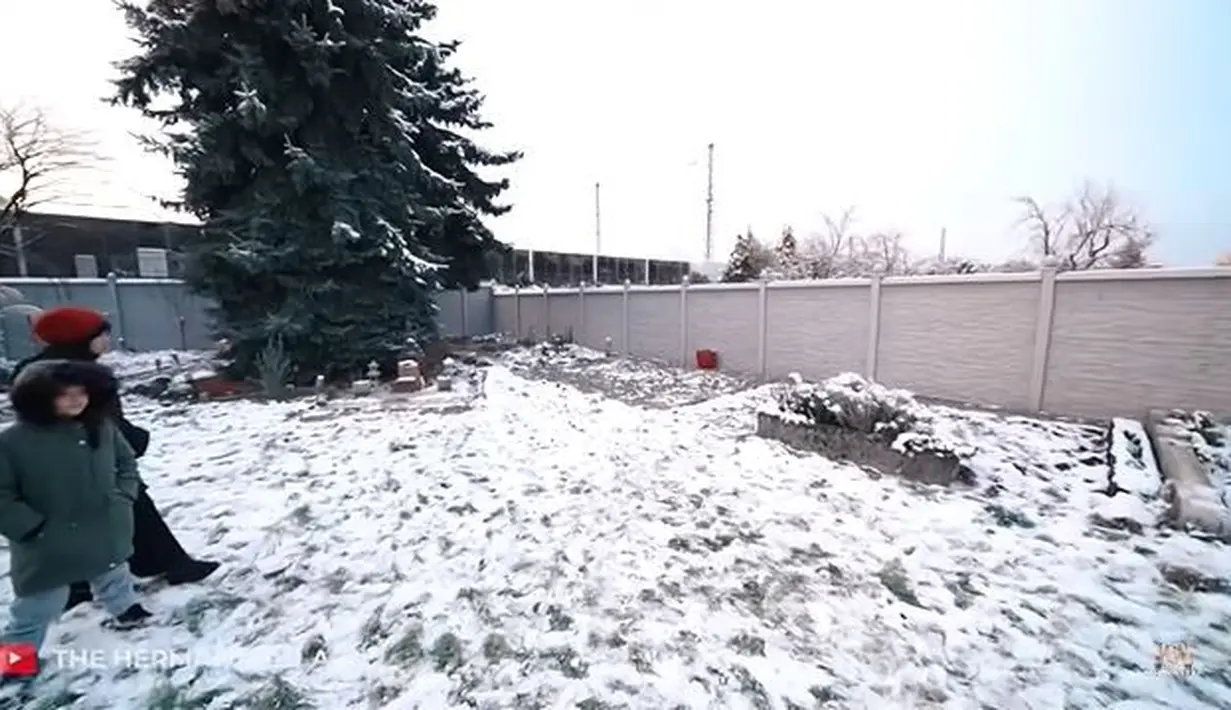 Kediaman pacar Azriel ini terletak di area kompleks perumahan. Area depan memiliki halaman begitu luas bak lapangan sepak bola. Bahkan terlihat Arsya dan Arsy begitu bahagia main-main di halaman rumah Sarah Menzel yang tertutup salju putih, lantaran di sana tengah musim dingin. (Liputan6.com/YouTube/The Hermansyah A6)