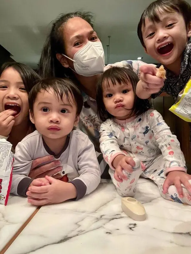 7 Potret Donna Harun saat Momong Cucu Ini Curi Perhatian, Disebut Awet Muda