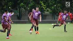 Pemain Persija, Marko Simic (tengah) saat latihan jelang laga Piala AFC 2018 di Lapangan A Senayan, Jakarta, Selasa (13/3). Persija akan menjamu Song Lam Nghe An pada kualifikasi grup H Piala AFC 2018, Rabu (14/3). (Liputan6.com/Helmi Fithriansyah)