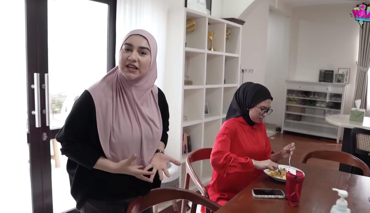 Dalam kantor bernuansa putih dan hitam, terdapat pula ruangan santai untuk para karyawan beristirahat serta makan. Tak hanya itu pula, adanya rak putih tempat berbagai penghargaan yang ia dan sang suami raih juga tak lepas dari sorotan. (Liputan6.com/YouTube/Aish TV)