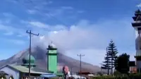 Jumat pagi Gunung Api Sinabung di Tanah Karo, Sumatera Utara kembali meluncurkan awan panas mengarah ke tenggara dan timur.