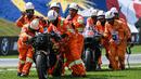 Sejumlah marshal melakukan evakuasi motor dari pembalap KTM, Brad Binder (kiri) dan motor pembalap Yamaha, Fabio Quartararo saat ajang balap MotoGP Malaysia 2024 yang berlangsung di Sirkut Sepang, Malaysia, Selasa (05/11/2024). (AFP/Mohd Rasfan)