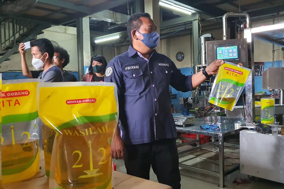 Anggota Polres Metro Depok mendatangi gudang yang diduga melakukan penyelewengan repacking merek minyak goreng di Jalan Pasir Putih, Kecamatan Sawangan, Kota Depok. (Liputan6.com/Dicky Agung Prihanto)