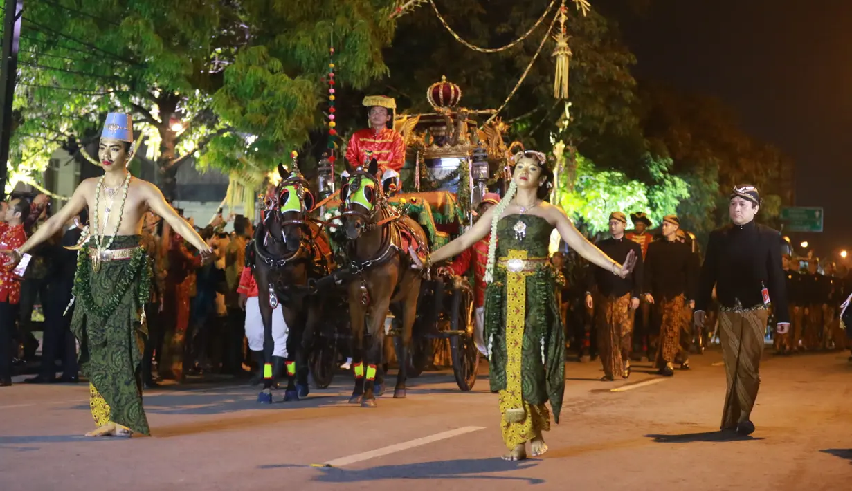 Putri kedua Presiden Joko Widodo, Kahiyang Ayu resmi dipersunting Bobby Nasution. Akad nikah dan resepsi digelar di Gedung Graha Saba Buana pada Rabu (8/11/2017). Ribuan tamu hadir dalam acara ini. (Adrian Putra/Bintang.com)
