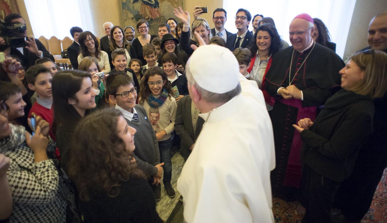 Paus Fransiskus menyapa kelompok pemuda Italian Catholic Action di Vatikan, Kamis (17/12/2015). Anggota Italian Catholic Action memberikan kejutan kue ulang tahun untuk Paus Fransiskus yang berulang tahun ke-79. (REUTERS/Osservatore Romano)