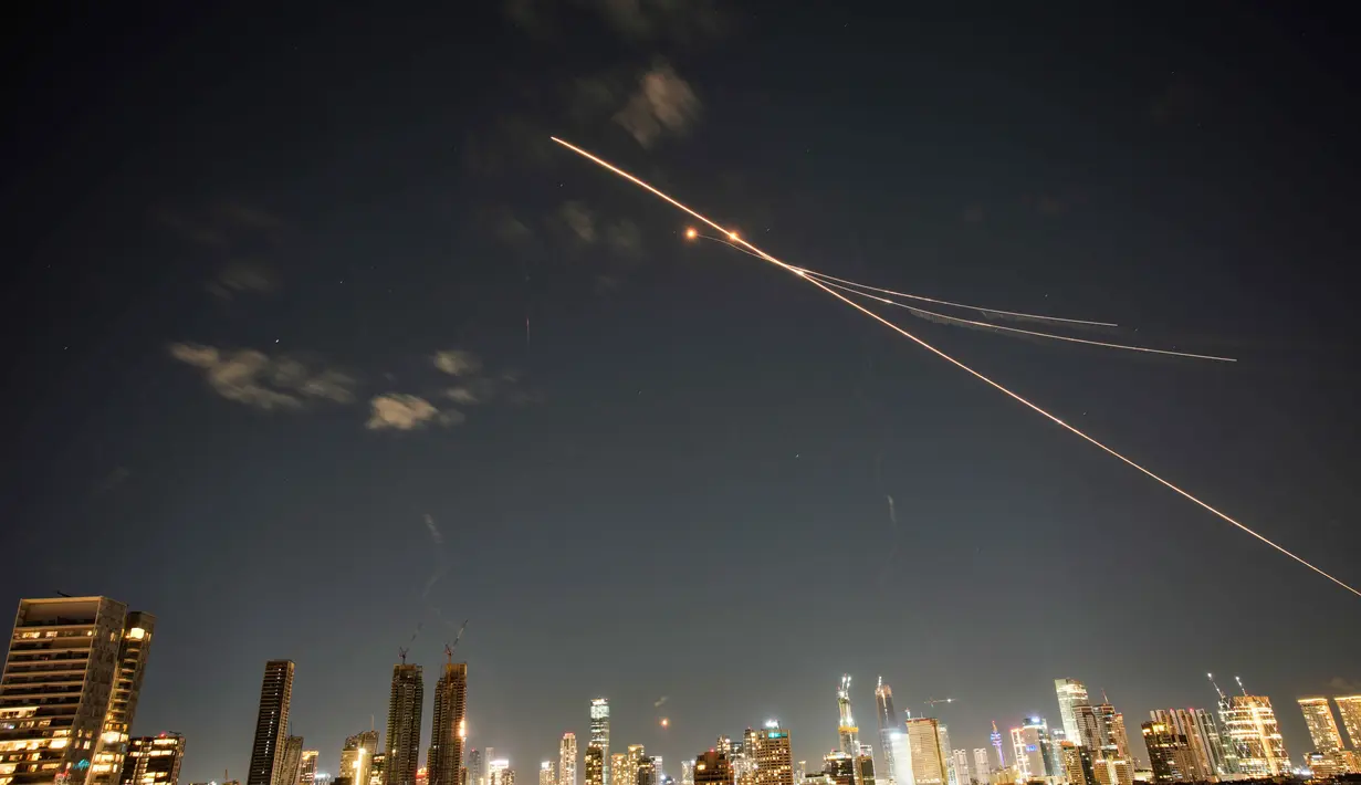 Iran meluncurkan gelombang serangan rudal dan drone balistik ke wilayah Israel pada Sabtu 28 Februari 2026 malam, hingga Minggu 1 Maret 2026 dini hari waktu setempat. Tampak dalam foto, jejak-jejak pencegahan rudal pertahanan udara terlihat di Tel Aviv, Israel, Sabtu 28 Februari 2026. (AP Photo/Ohad Zwigenberg)