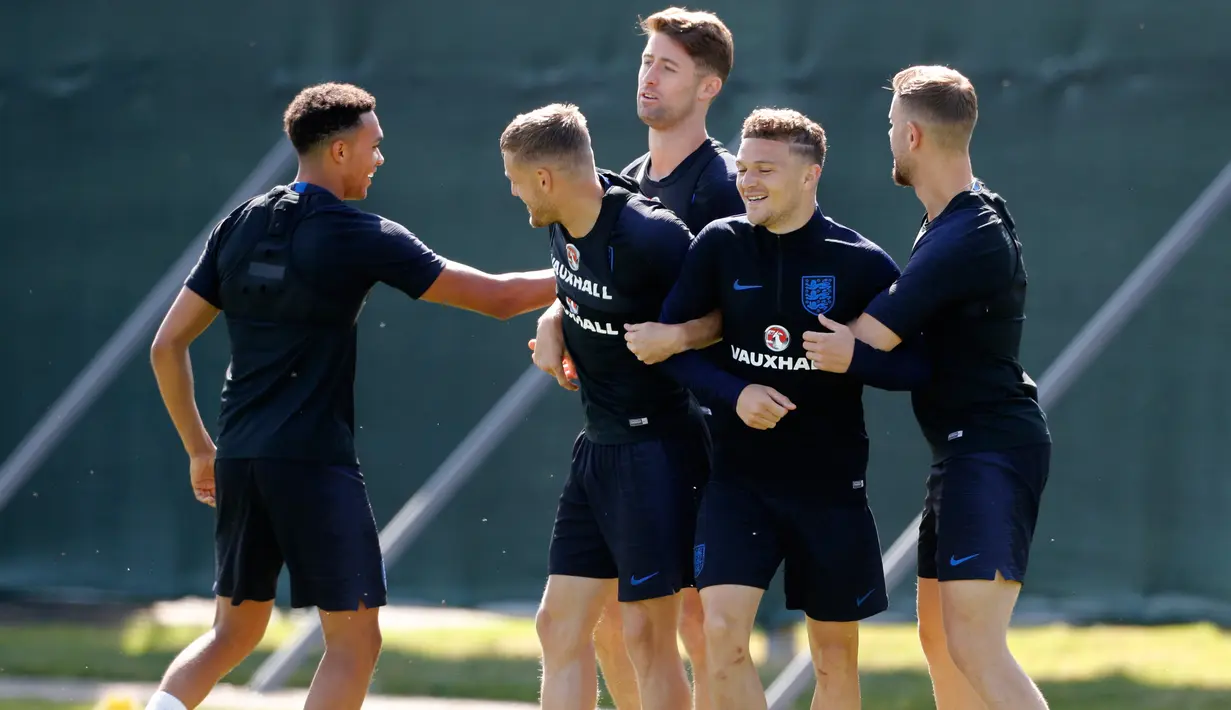 Para pemain Inggris bercanda saat mengikuti sesi latihan di Zelenogorsk dekat St. Petersburg, Rusia, (27/6). Inggris akan bertanding melawan Belgia pada grup G Piala Dunia 2018. (AP Photo/Dmitri Lovetsky)