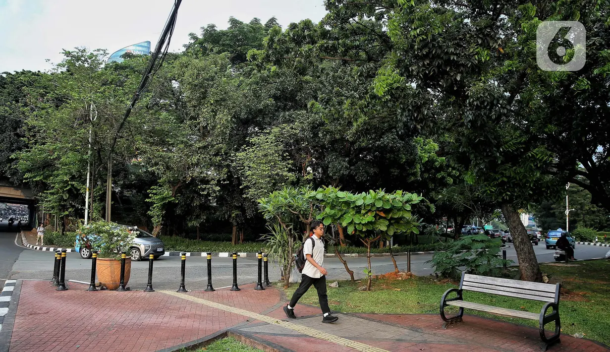Trotoar di Jakarta harus kembali berfungsi sebagai jalur aman bagi pejalan kaki untuk berlalu-lalang tanpa terganggu oleh kendaraan bermotor. (Liputan6.com/Angga Yuniar)