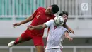 Bek Timnas Indonesia U-23, Nurhidayat (kiri) berebut bola dengan pemain Iran U-23, Saeyed Allahyar pada laga persahabatan di Stadion Pakansari, Kab Bogor, Sabtu (16/11/2019). Laga ini uji coba terakhir jelang Sea Games Filipina 2019, Indonesia U-23 unggul 2-1. (Liputan6.com/Helmi Fithriansyah)