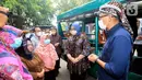 Menteri Parekraf Sandiaga Salahuddin Uno dan Bupati Sragen Kusdinar Untung Yuni Sukowati mendengarkan keluh kesah ibu-ibu pedagang terkait penutupan kawasan wisata di Museum Manusia Purba Sangiran di Sargen, Jawa Tengah, Senin (12/10/2021). (Liputan6.com/HO/Parekraf)