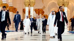 Pangeran Charles berbincang dengan pejabat setempat saat mengunjungi Masjid Syekh Zayed di Abu Dhabi, Uni Emirat Arab, Sabtu (5/11). (AFP/Karim Sahib)