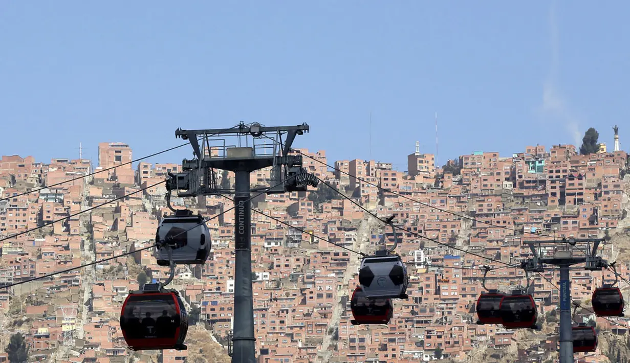 Kendaraan kabel ini bergerak melintasi jalur tali kawat yang membentang diantara El Alto dan La Paz, Bolivia, (24/6/2014). (REUTERS/David Mercado)