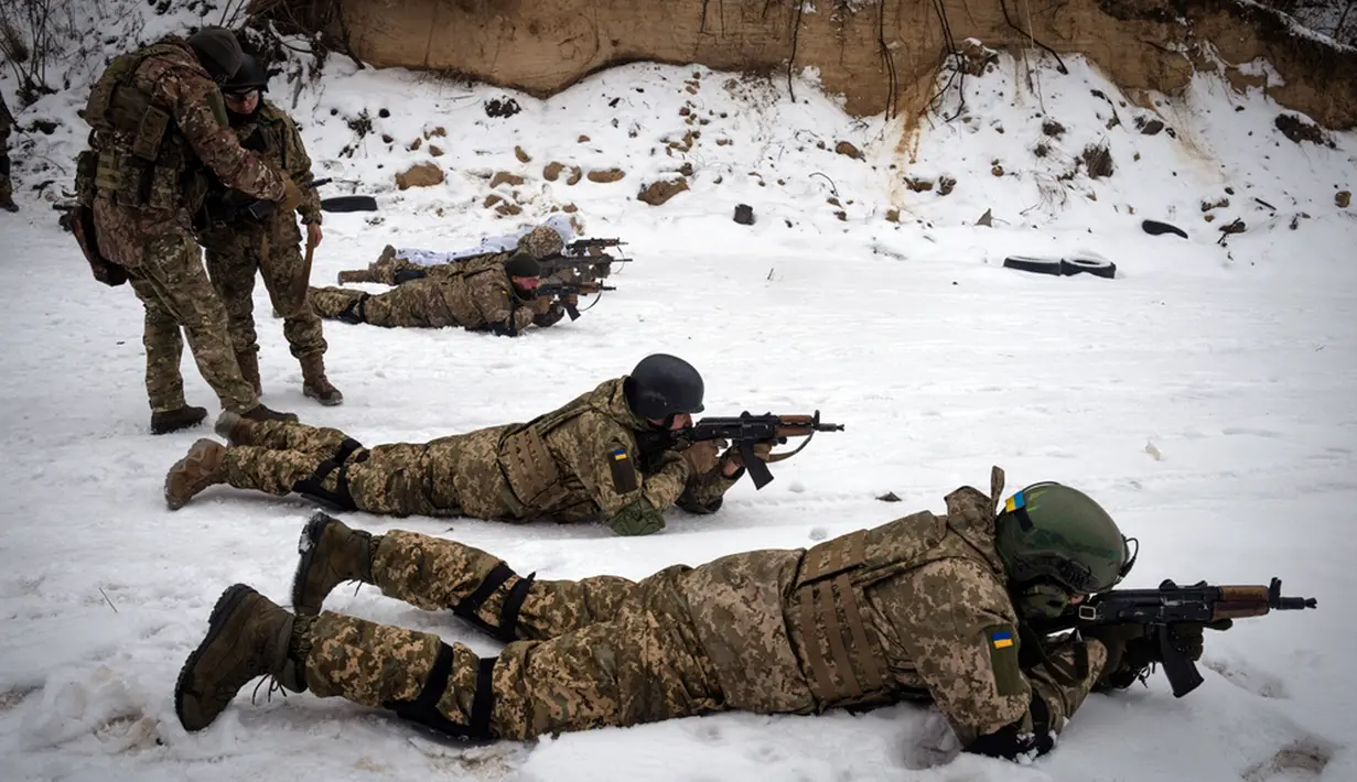 Menurut laporan yang diterbitkan Bloomberg, sebagian besar tentara tersebut berasal dari kelompok etnis di Rusia yang melakukan perjalanan melalui negara ketiga untuk bergabung dengan batalyon di Ukraina. (AP Photo/Efrem Lukatsky)
